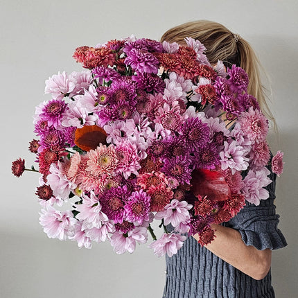 Üppiger Chrysanthemenstrauss in Rosa, Pink, Violett und Beerentönen mit herbstlichem Laub, liebevoll gebunden von Blumen Krämer Zürich