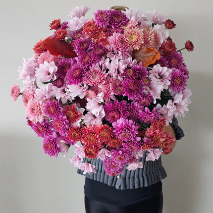 Saisonal gebundener Blumenstrauss aus üppigen Chrysanthemen in Rosa, Pink, Bordeaux und Violett von Blumen Krämer in Zürich