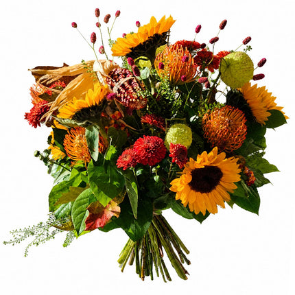 Farbenfroher Herbststrauss mit gelben Sonnenblumen, orangefarbenen Protea, roten Blüten und saisonalen Naturmaterialien von Blumen Krämer Zürich