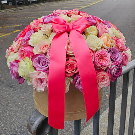Luxuriöse Rosenbox mit Ecuador-Rosen in Rosa, Pink, Cremeweiss, Violett und Pfirsich. Jetzt online bei Blumen Krämer in Zürich bestellen.