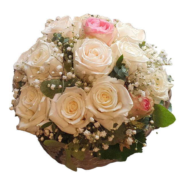 Weisser Rosenkorb mit weissen Rosen und zartem Schleierkraut