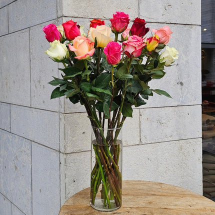 Bunte langstielige Ecuador Rosen als Blumenstrauss in Zürich