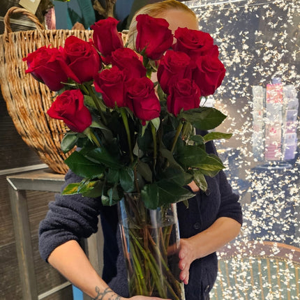 Langstielige rote Ecuador Rosen Strauss online bestellen in Zürich