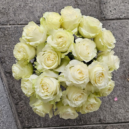 Kurze weisse Ecuador Rosen Strauss online bestellen in Zürich