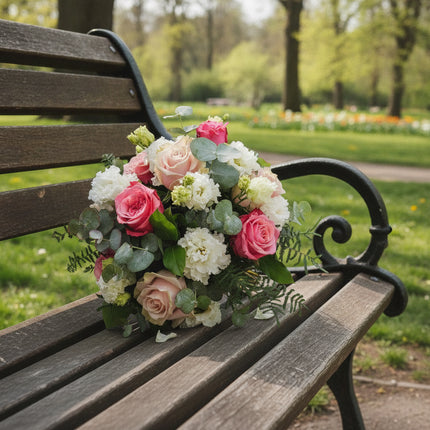 Soft Romance Blumenstrauss mit rosa Rosen weissen Blüten und Eukalyptus