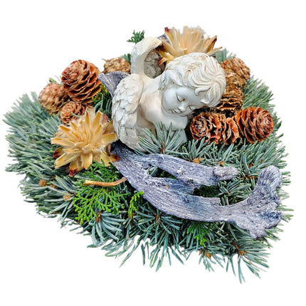 Natürliches Trauerherz für Allerheiligen mit hellem Engel, Tannengrün, braunen Zapfen und rustikalen Holzelementen als Grabschmuck bei Blumen Krämer Zürich.