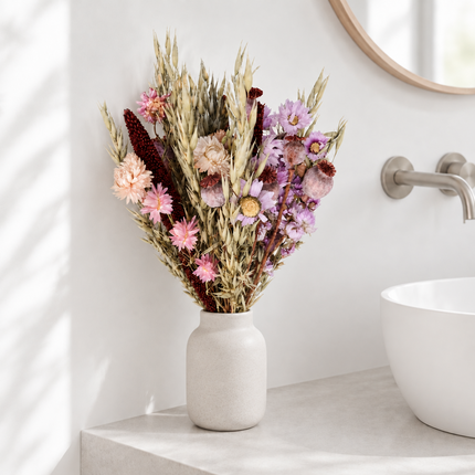 Trockenblumenstrauss mit rosa und lila Blüten und Gräsern