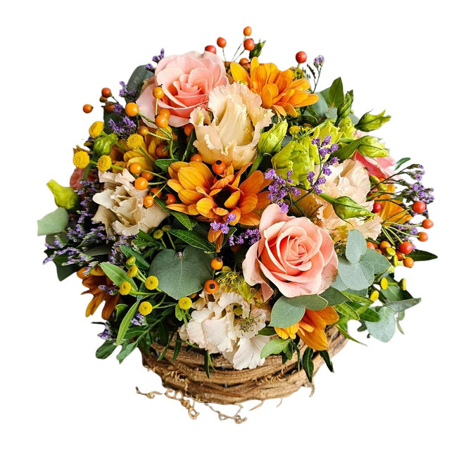Herbstlicher Blumenkorb mit Chrysanthemen, Rosen, Lisianthus und Hagebutte