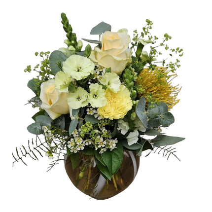 Blumenstrauss mit gelben Rosen, Eukalyptus und zarten Blüten aus dem Blumenladen Zürich verschicken
