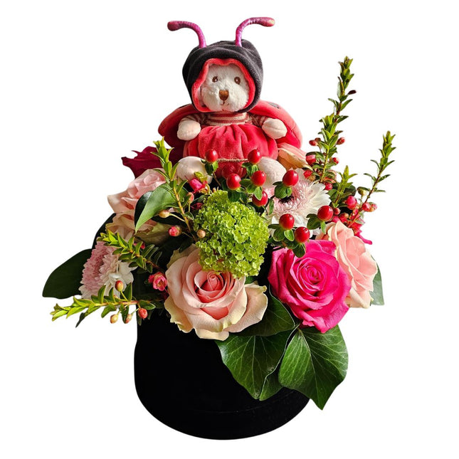 Blumenbox mit rosa Rosen, pink Gerbera, Hypericum und Marienkäfer Bär, Geschenk zur Geburt oder Glückwünsche Zürich