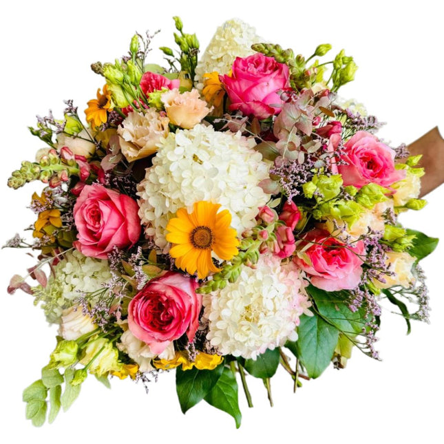 Herbstlicher Blumenstrauss mit rosa Rosen, weissen Hortensien und bunten Herbstblüten, geliefert in Zürich